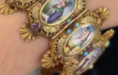 Жінка знайшла 190-річний браслет вартістю 25 тисяч доларів у магазині при церкві – відео