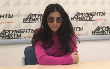 Санта Димопулос помогает Оле Поляковой в разработке кокошников