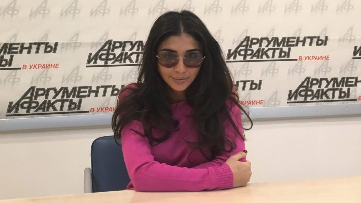 Санта Димопулос помогает Оле Поляковой в разработке кокошников