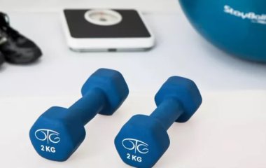Фітнес-тренер назвала три легкі способи спалити калорії без вправ