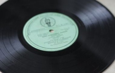 Загублену вінілову платівку з весілля 1966 року повернули подружжю