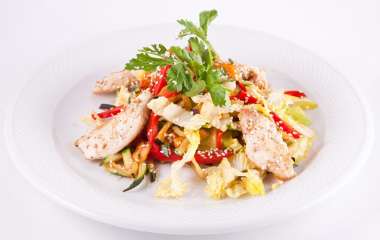 Салат «Цезарь» с куриной грудкой и сыром