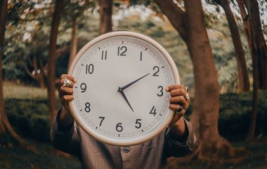 Перехід на зимовий час 2026 року: коли переводять годинники в Україні та чи будемо спати на годину довше
