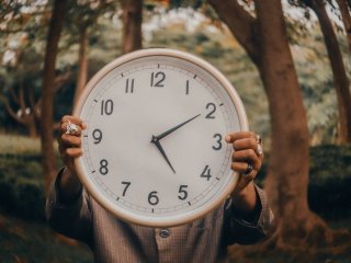 Перехід на зимовий час 2026 року: коли переводять годинники в Україні та чи будемо спати на годину довше