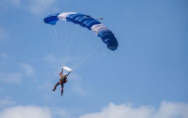 Парашутист випадково приземлився у вольєрі з тваринами: кому він склав компанію в зоопарку