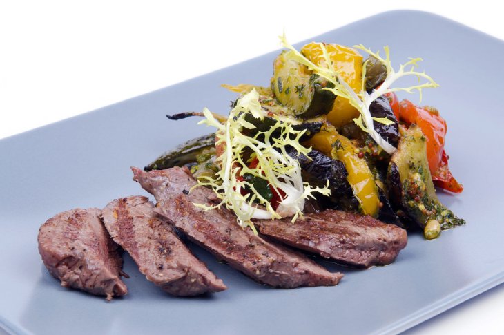 Как приготовить теплый салат с говядиной и овощами? Рецепт приготовления блюда в домашних условиях и на мангале