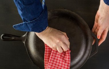 Як очистити сковорідку від нагару та жиру всередині та зовні без спеціальних засобів