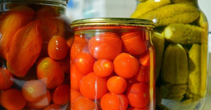 Цей простий трюк з гумкою відкриває будь-яку банку за лічені секунди