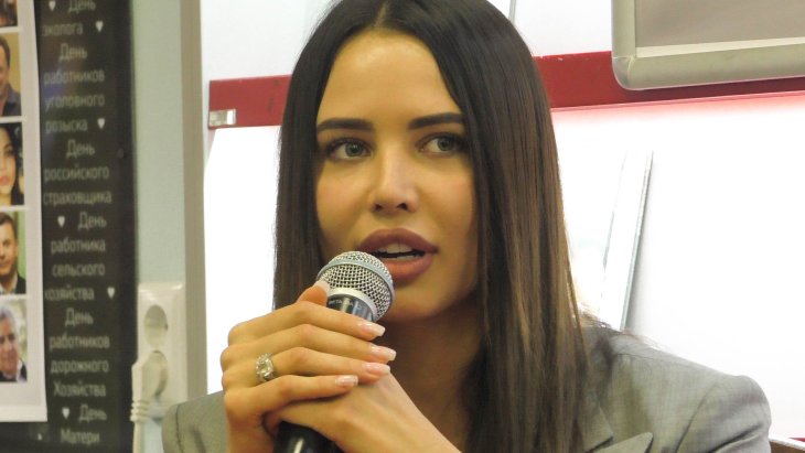 Анастасия Решетова кормит кошку молоком из детской бутылочки