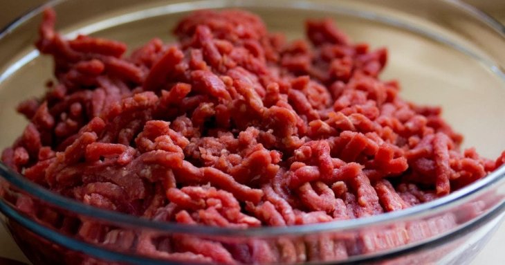 Соковиті котлети по секрету наших бабусь: як трохи манки змінює фарш
