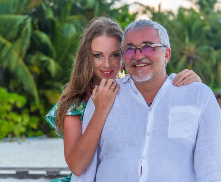 Полина Диброва опубликовала снимок, на котором сидит топлес возле сыновей