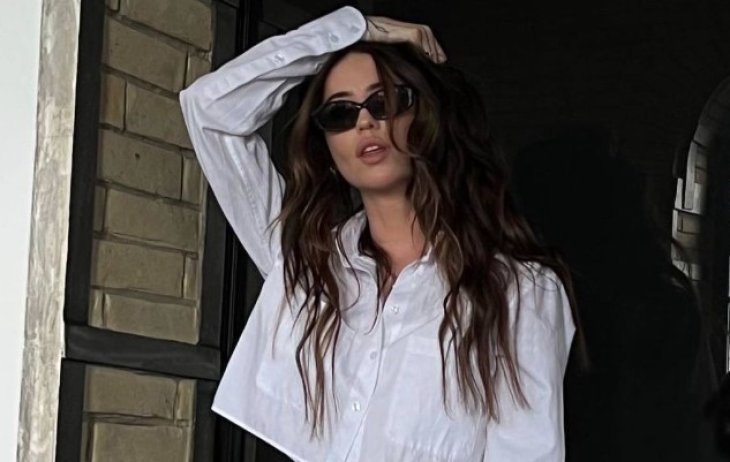 Надя Дорофеева в джинсовом образе показала стройную талию