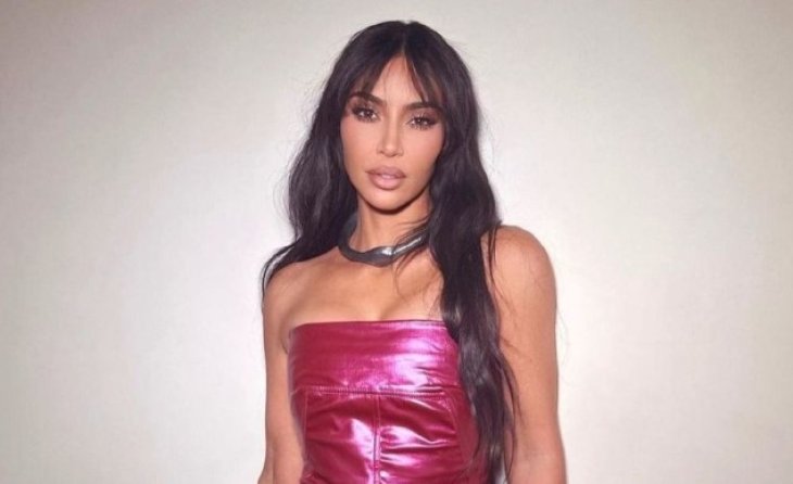 Ким Кардашьян испугала загадочной фотографией с силуэтом женщины в окне: 