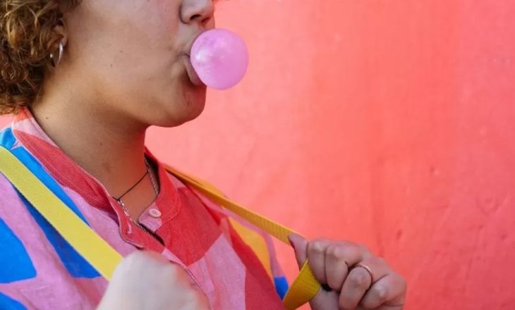Лікар повідомила про користь жуйки для здоров'я очей