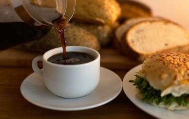 Лікар розповіла, які продукти небезпечно вживати разом із кавою.