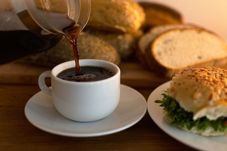 Лікар розповіла, які продукти небезпечно вживати разом із кавою.