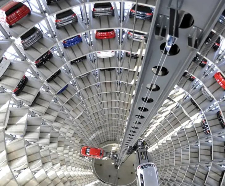 Звичайне паркування в Китаї, але на це можна дивитися годинами