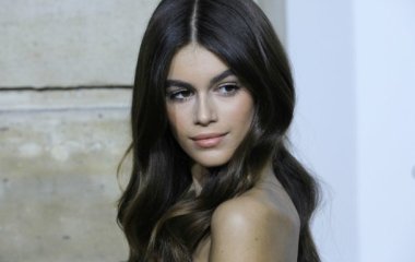 Кайя Гербер на прогулке в модных джинсах и топе 