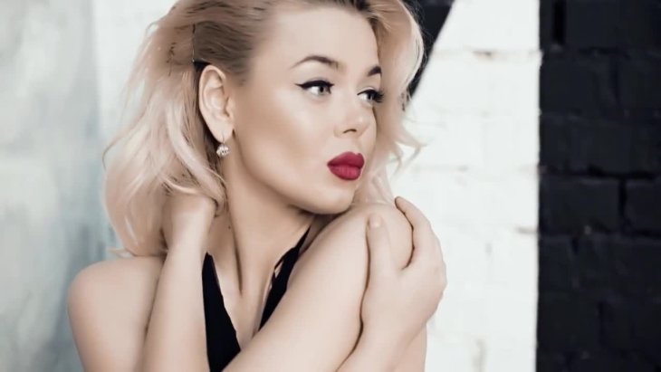 Алина Гросу поделилась пикантным снимком в мокром платье