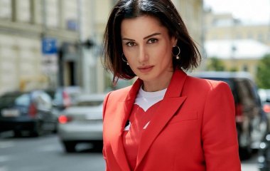 Тина Канделаки показала стройную фигуру в голубом купальнике