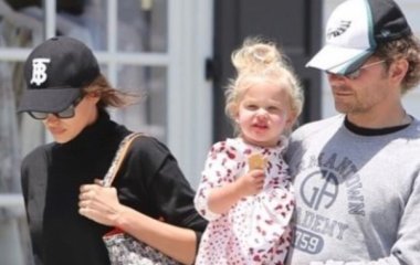 Брэдли Купера заметили на прогулке с дочкой от Ирины Шейк (фото)