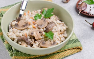 Запеченная перловка с грибами и морковью