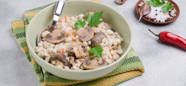 Запеченная перловка с грибами и морковью