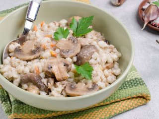Запечена перловка з грибами та морквою
