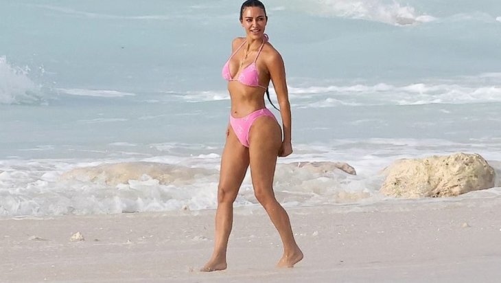 Ким Кардашьян похвасталась стройной фигурой в бикини легендарного бренда