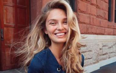 Модель бренда Victoria's Secret появилась на мероприятии в стильном аутфите