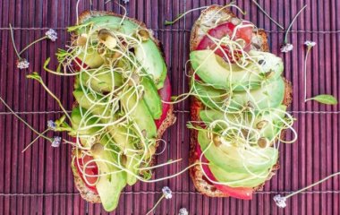 Тартины с авокадо и помидорами