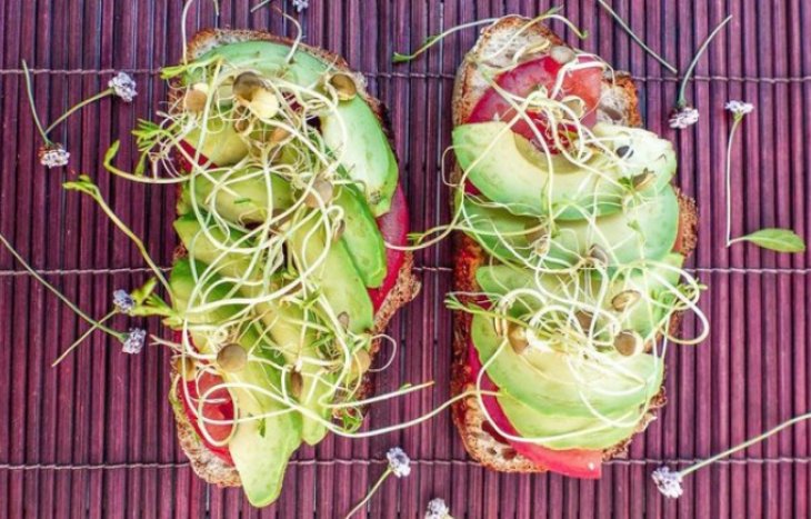 Тартины с авокадо и помидорами