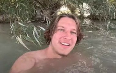 Турист з українським корінням залишив кока-колу для небезпечного племені: його кинули до в’язниці