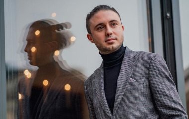 Тарас Тополя похизувався нафарбованими нігтями та макіяжем від доньки: 