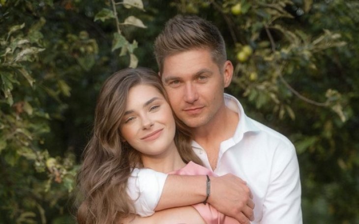 23-летняя жена Владимира Остапчука блеснула упругими ягодицами на камеру