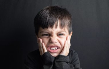 Чому дитина скрегоче зубами уві сні: що можуть означати нічні симптоми