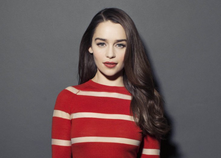 Эмилия Кларк помедитировала на пляже Италии