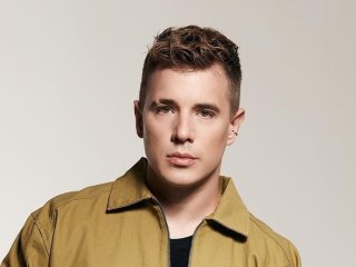 Відомий український співак показався з нареченою у весільній сукні і заінтригував одруженням