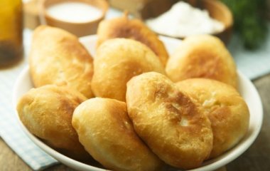 Ленивые пирожки с ветчиной и сыром на сковороде: очень простой рецепт