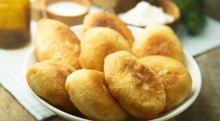 Ленивые пирожки с ветчиной и сыром на сковороде: очень простой рецепт