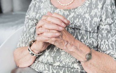 Медики объяснили, почему пожилые люди раньше просыпаются