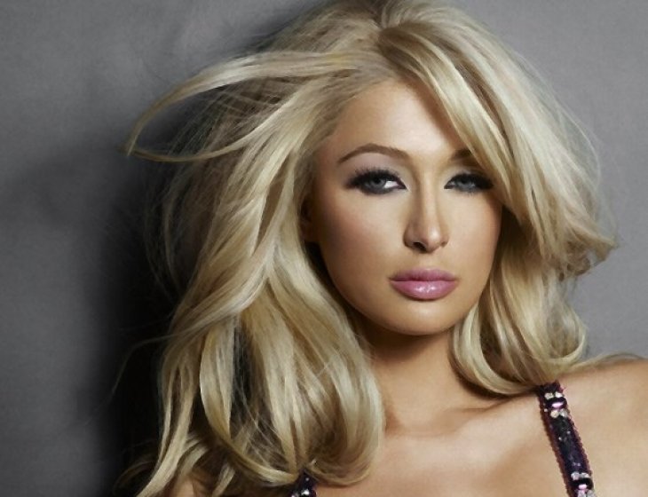 Пэрис Хилтон поцеловала беременную женщину во время поездки в Мексику 