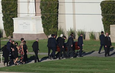 Мэттью Перри похоронили в Лос-Анджелесе — кто приехал на церемонию. Фото и видео