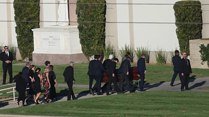 Мэттью Перри похоронили в Лос-Анджелесе — кто приехал на церемонию. Фото и видео