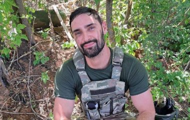 Мобилизированный Виталий Козловский показал, как катался верхом на танке на фронте