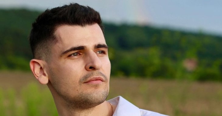 Відомий український блогер у сльозах повідомив про операцію та показався з імплантом у шиї