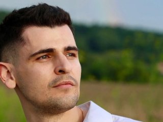 Відомий український блогер у сльозах повідомив про операцію та показався з імплантом у шиї