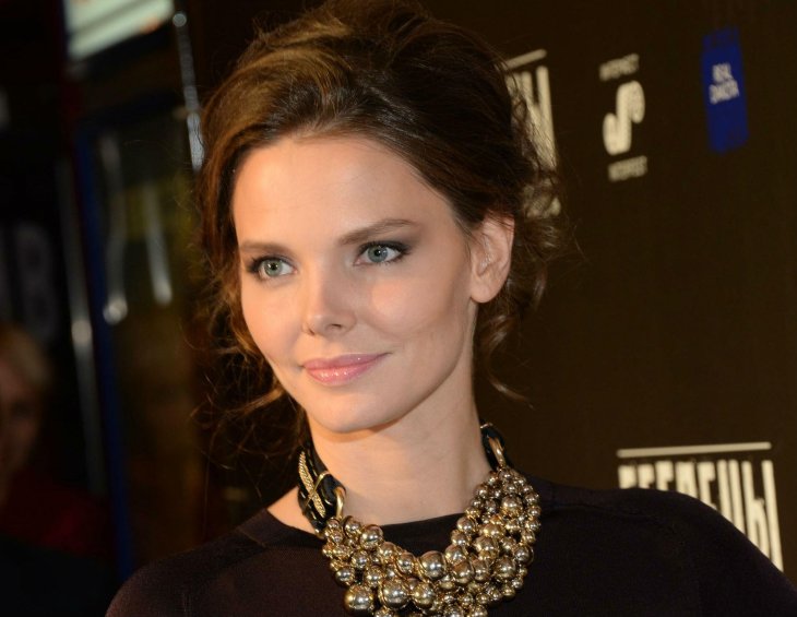 Елизавета Боярская отправилась на прогулку с младшим сыном