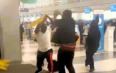 Пасажири та працівник аеропорту відлупцювали одне одного табличками з написом 