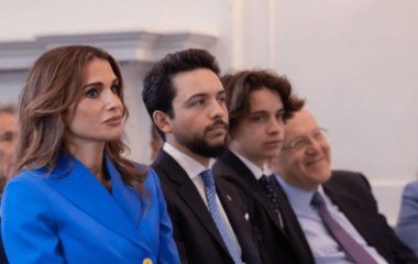 Королева Рания появилась на публике с мужем и сыновьями (фото)